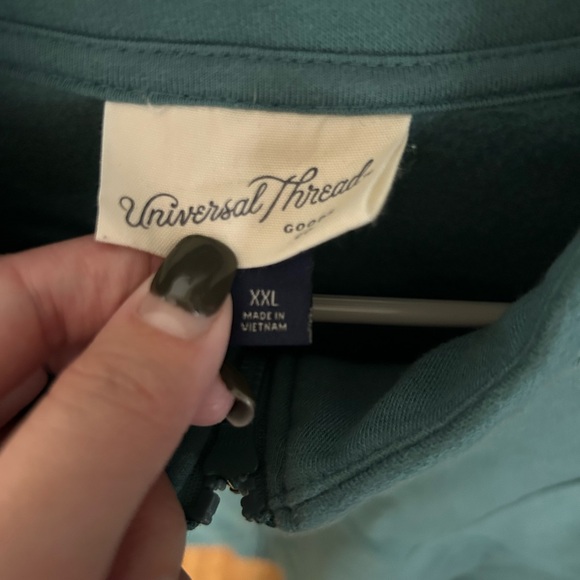 Cropped Crewneck - Picture 3 of 3